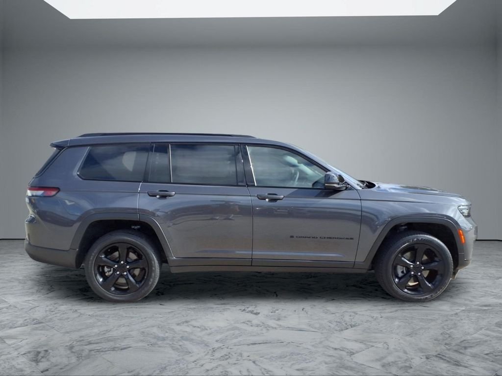 Used 2023 Gray Jeep Altitude image 8