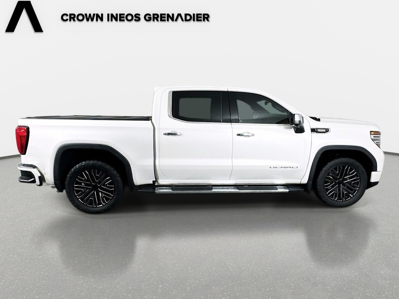 Used 2022 White Frost Tricoat GMC Denali image 4