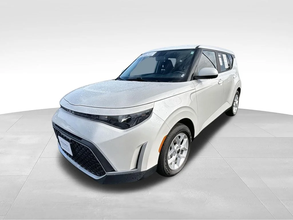Used 2025 White Kia LX image 5