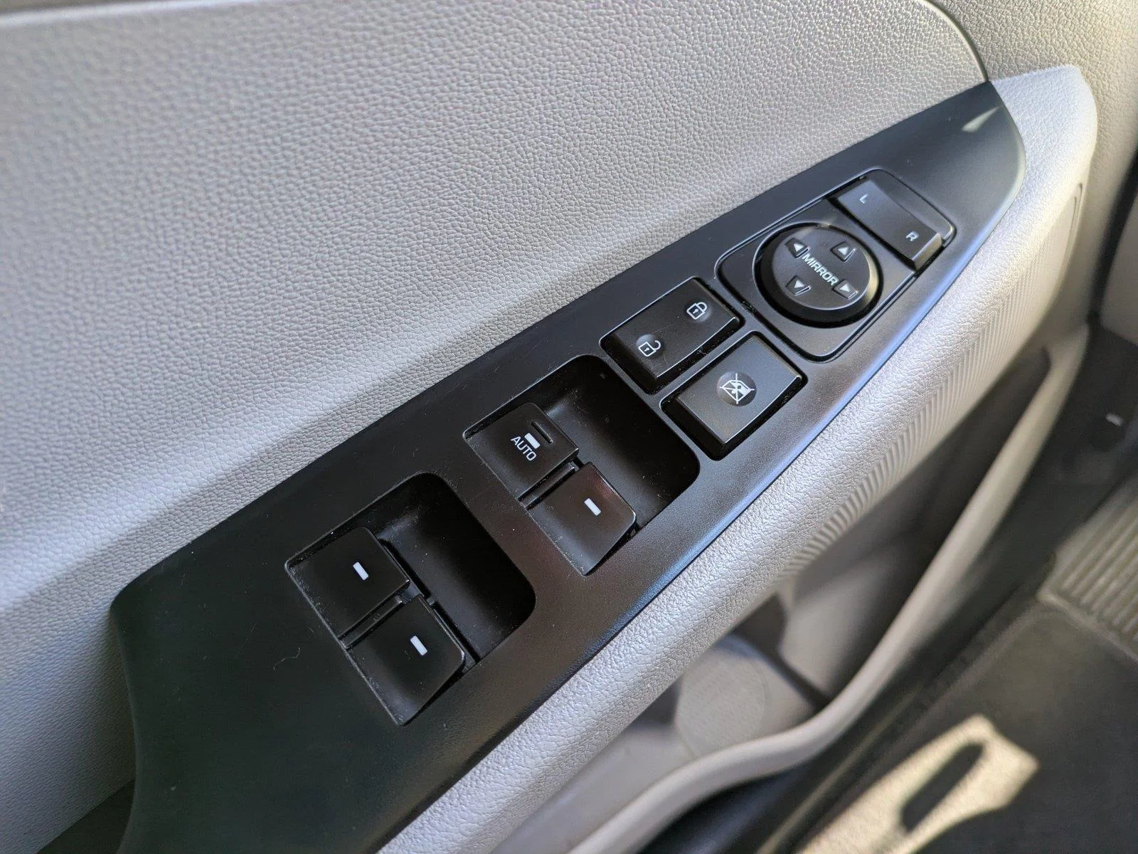 Used 2019 Coliseum Gray Hyundai Value image 23
