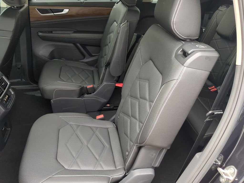 New 2026 Black Volkswagen 2.0T SE w/Technology image 18