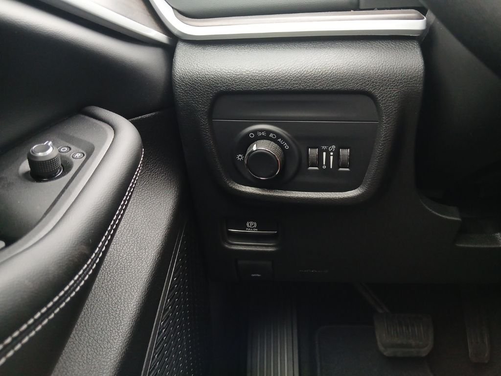 New 2026 Bright White Clear-Coat Exterior Paint Jeep Altitude image 11