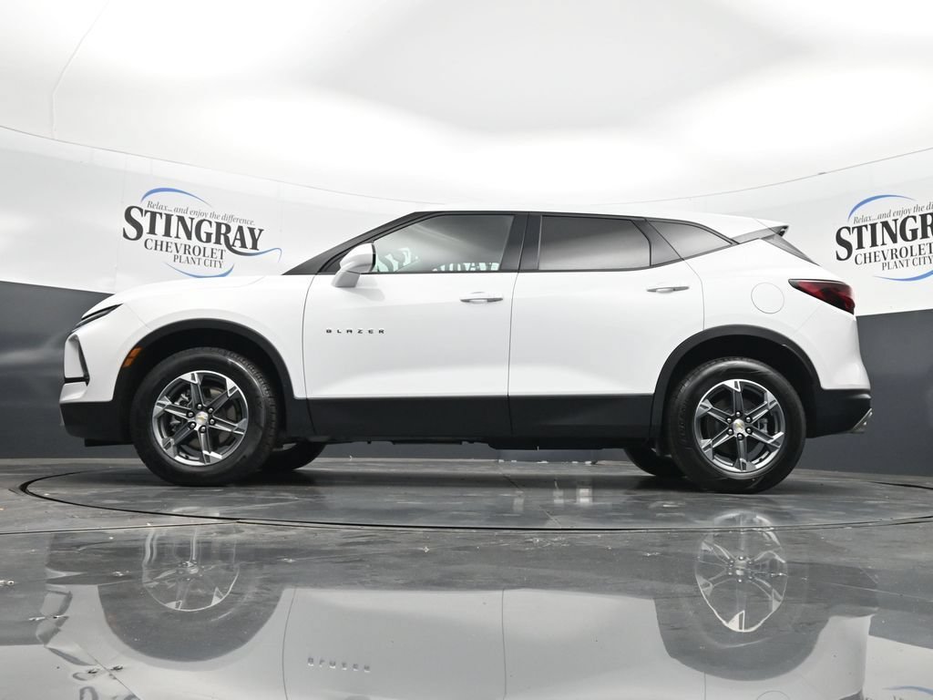 Used 2025 Summit White Chevrolet 2LT image 32