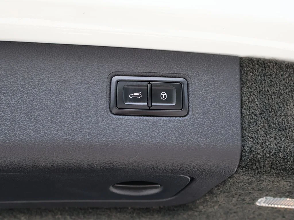 Used 2018 Glacier White Bentley W12 image 17