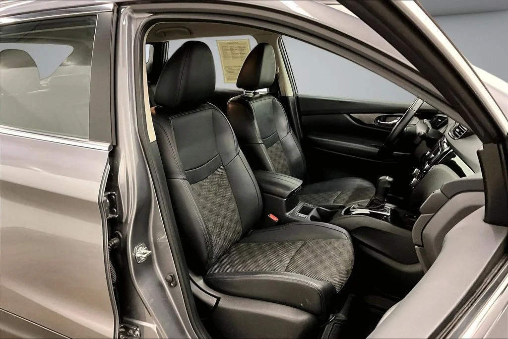 Used 2022 Gray Nissan SV image 29