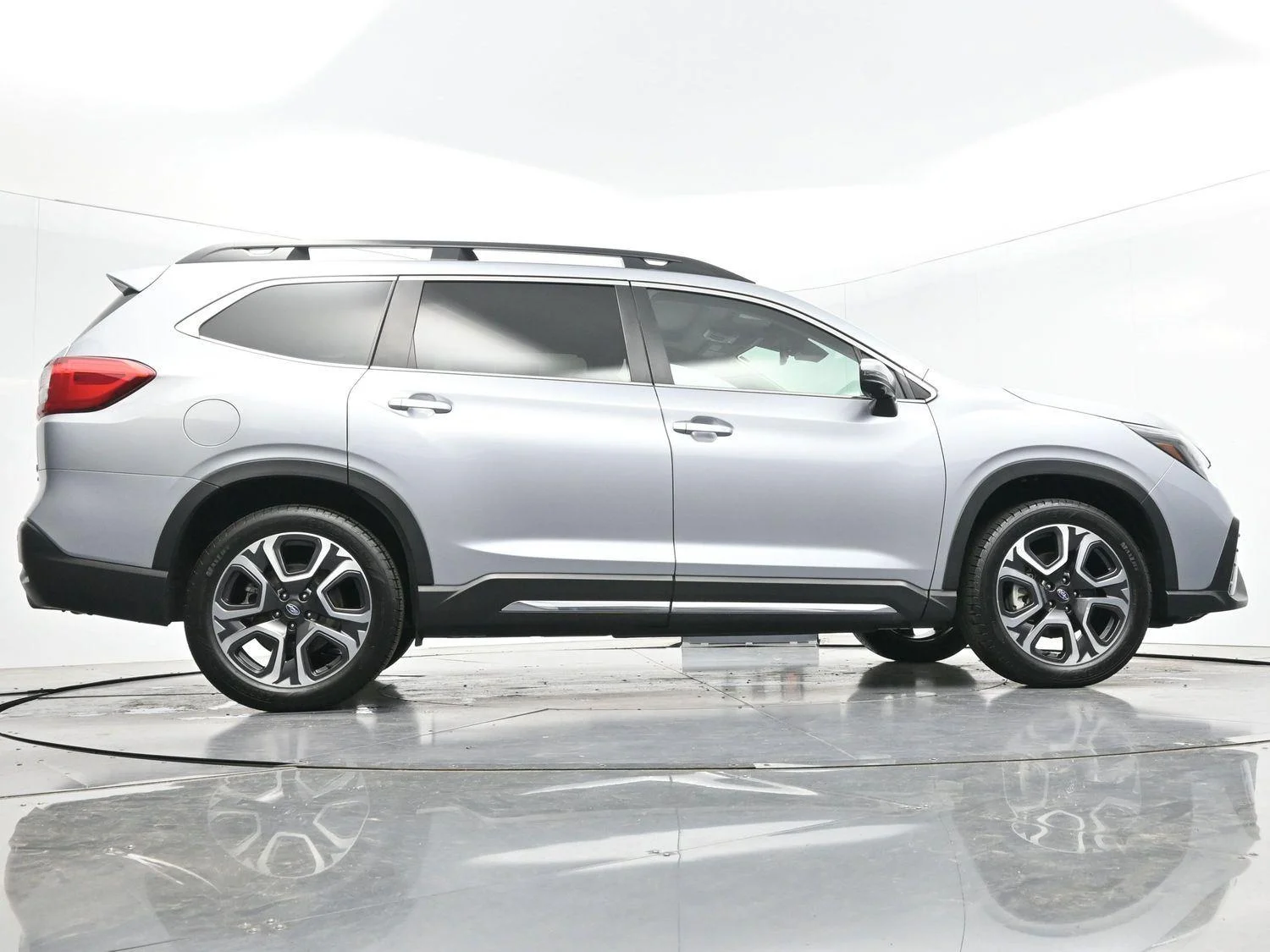 Used 2023 Ice Silver Metallic Subaru Limited image 53