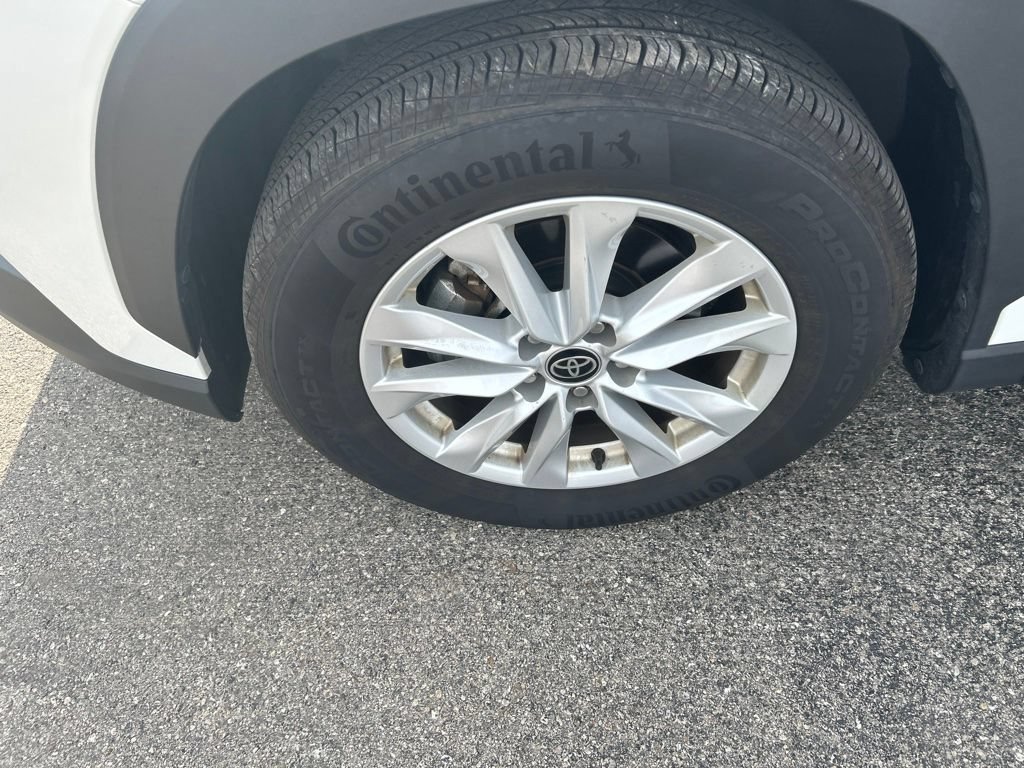 Used 2022 Pearl Toyota LE image 13
