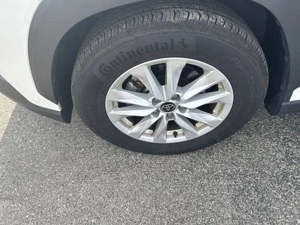 Used 2022 Pearl Toyota LE image 13