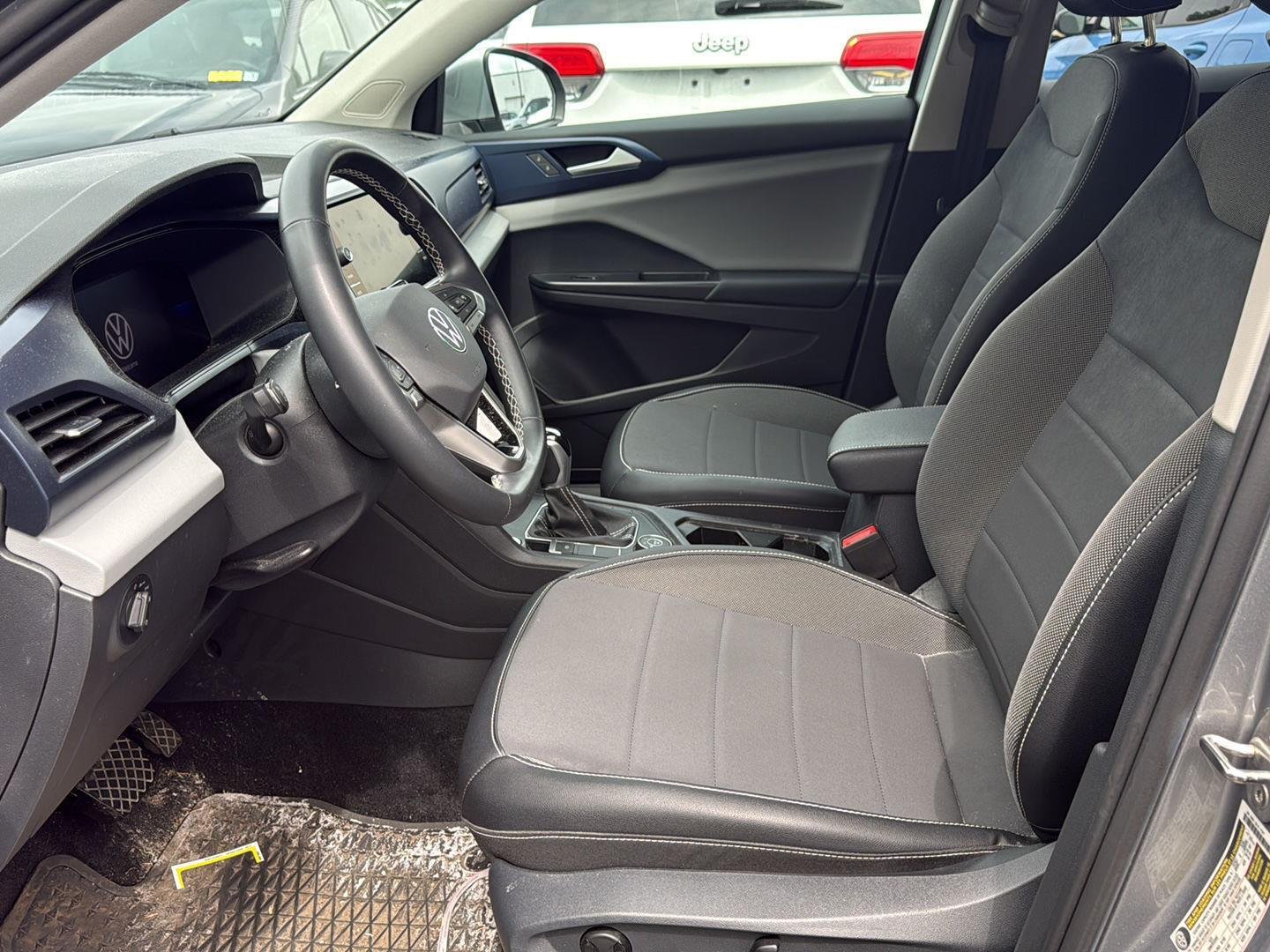 Used 2022 Pyrite Silver Metallic Volkswagen SE image 4