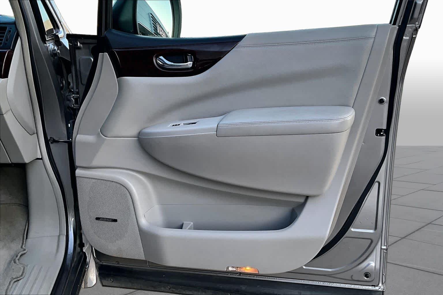 Used 2011 Platinum Graphite Nissan SL image 25