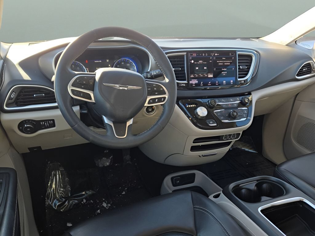 Used 2023 White Chrysler Touring L image 17