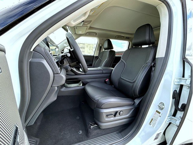New 2026 RADIANT WHITE INFINITI Pure 4WD image 10