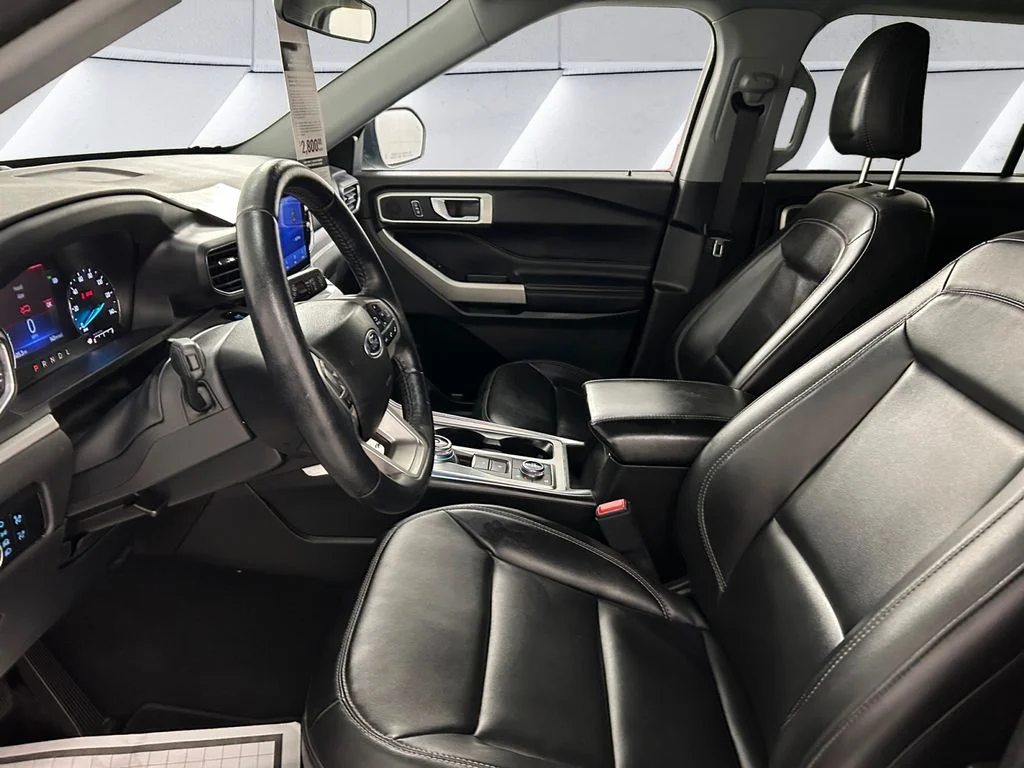 Used 2023 Silver Ford XLT image 7