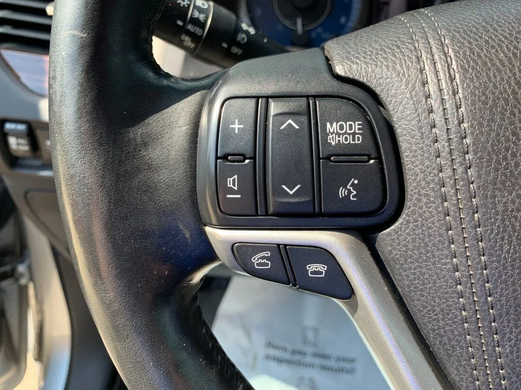 Used 2017 Silver Toyota Limited Premium image 29