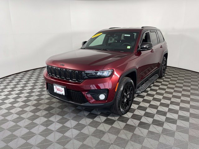 Used 2025 Red Jeep Altitude image 3
