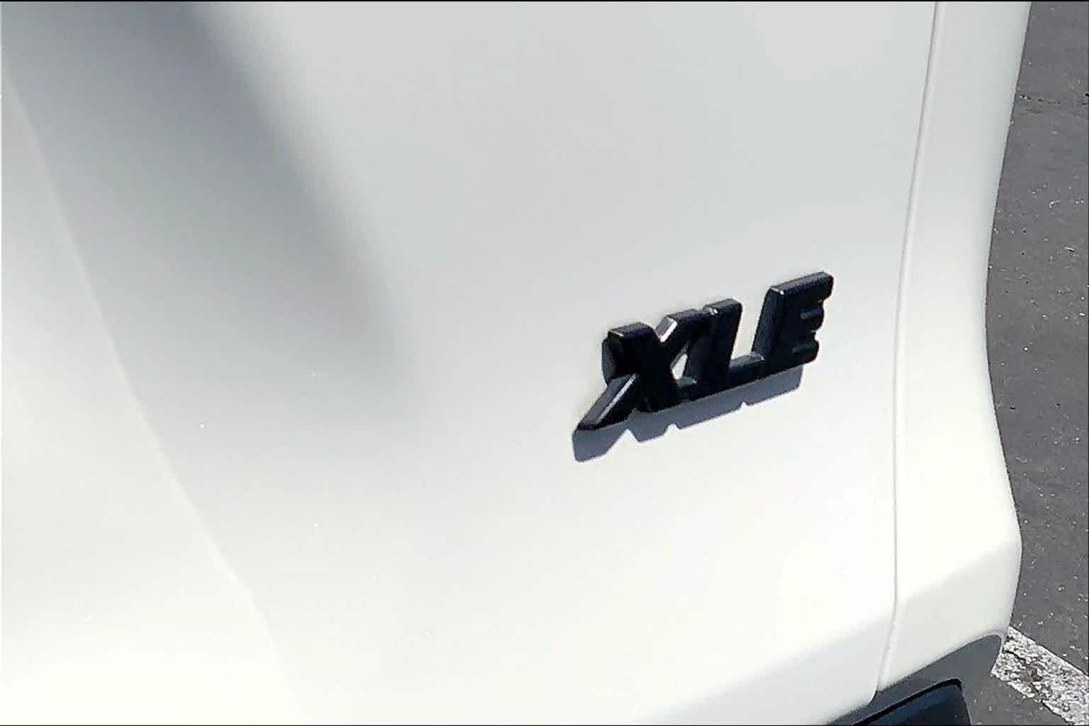 Certified Used 2021 Blizzard Pearl Toyota XLE Premium image 9