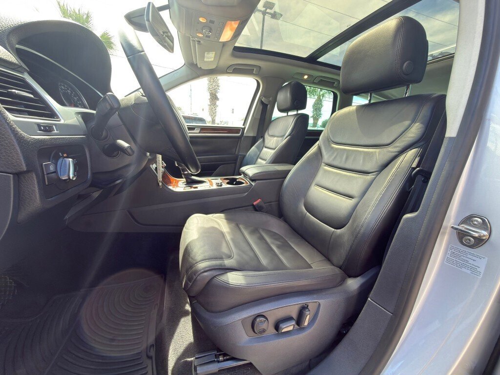 Used 2014 SILVER Volkswagen V6 Sport image 9