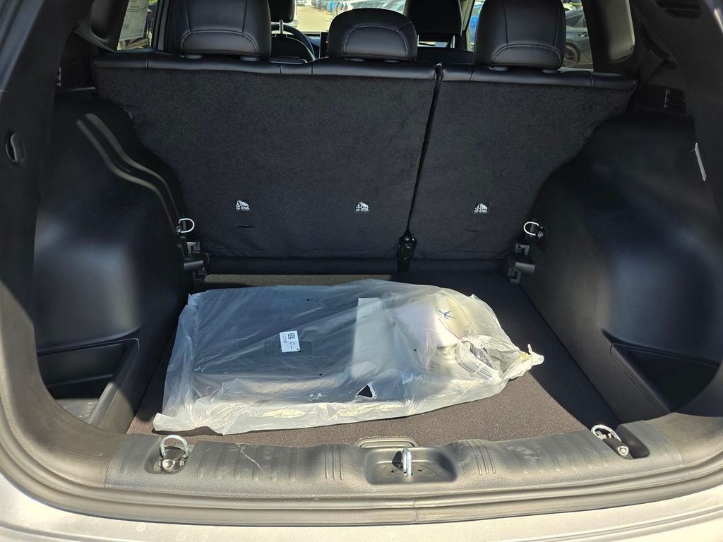 New 2026 Silver Zynith Metallic Clearcoat Jeep Latitude image 11