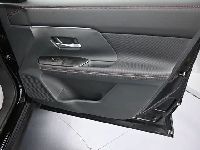 2025 Nissan Kicks SR - Photo 11