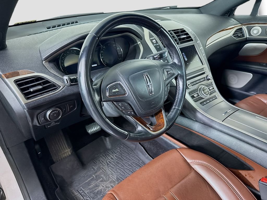 Used 2017 White Lincoln Reserve image 9