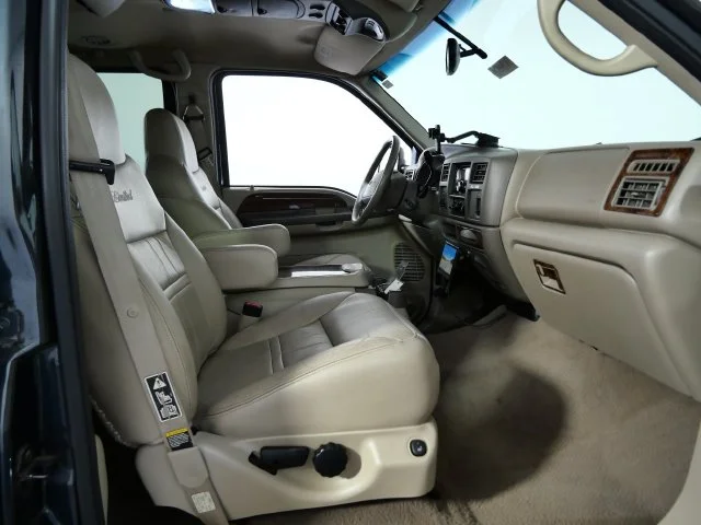 Used 2000 Green Ford Limited image 10