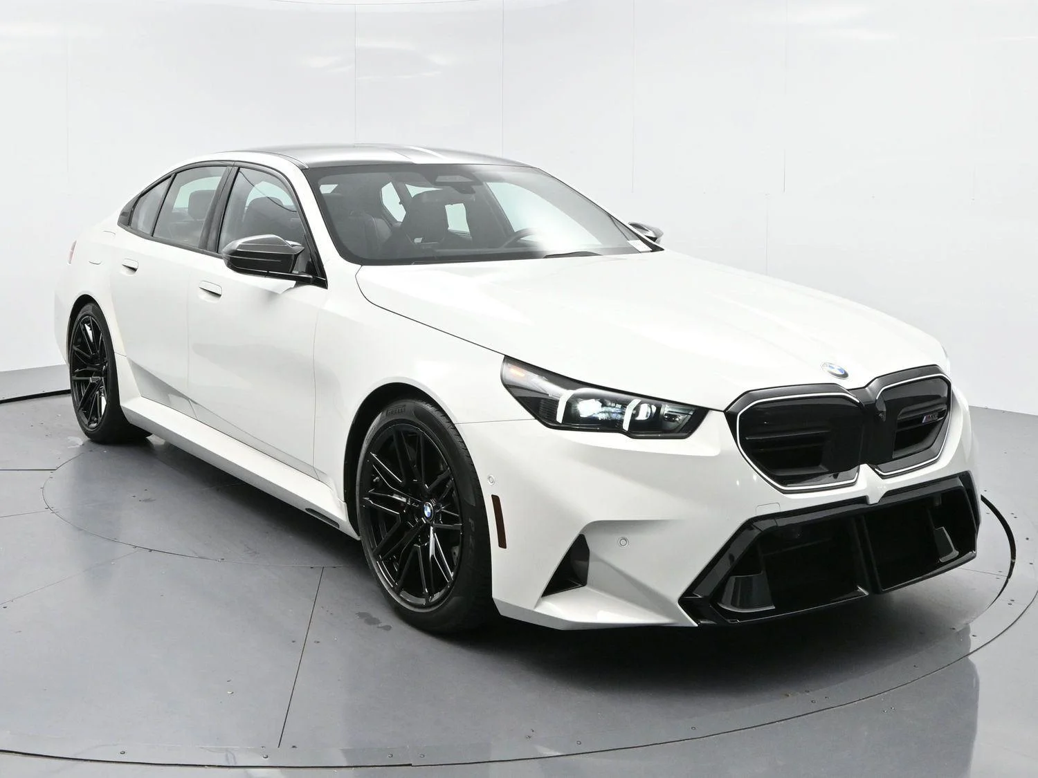 Used 2025 Alpine White BMW Sedan image 2