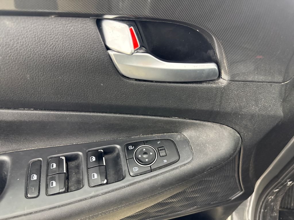 Used 2022 Gray Hyundai SE image 8
