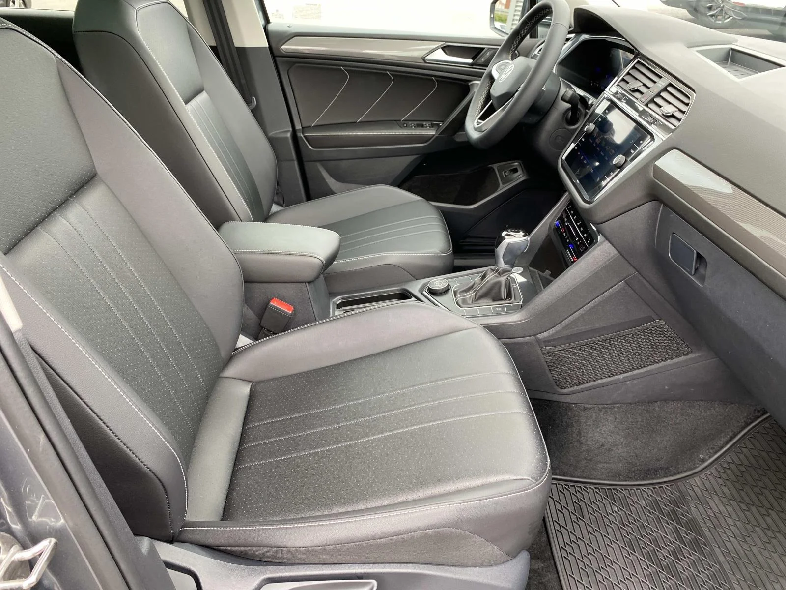 Certified Used 2024 Platinum Gray Metallic Volkswagen 2.0T SE 4MOTION image 25