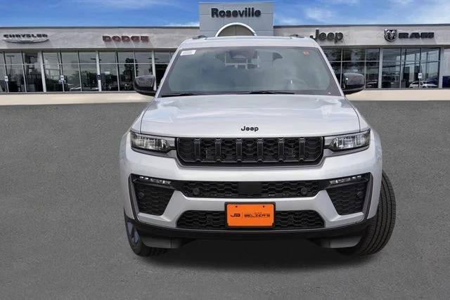 New 2026 Silver Zynith Exterior Paint Jeep Limited image 8