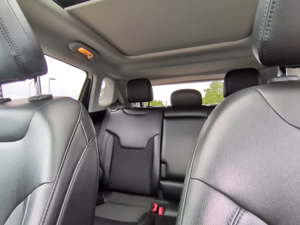 Used 2022 White Jeep Latitude image 42