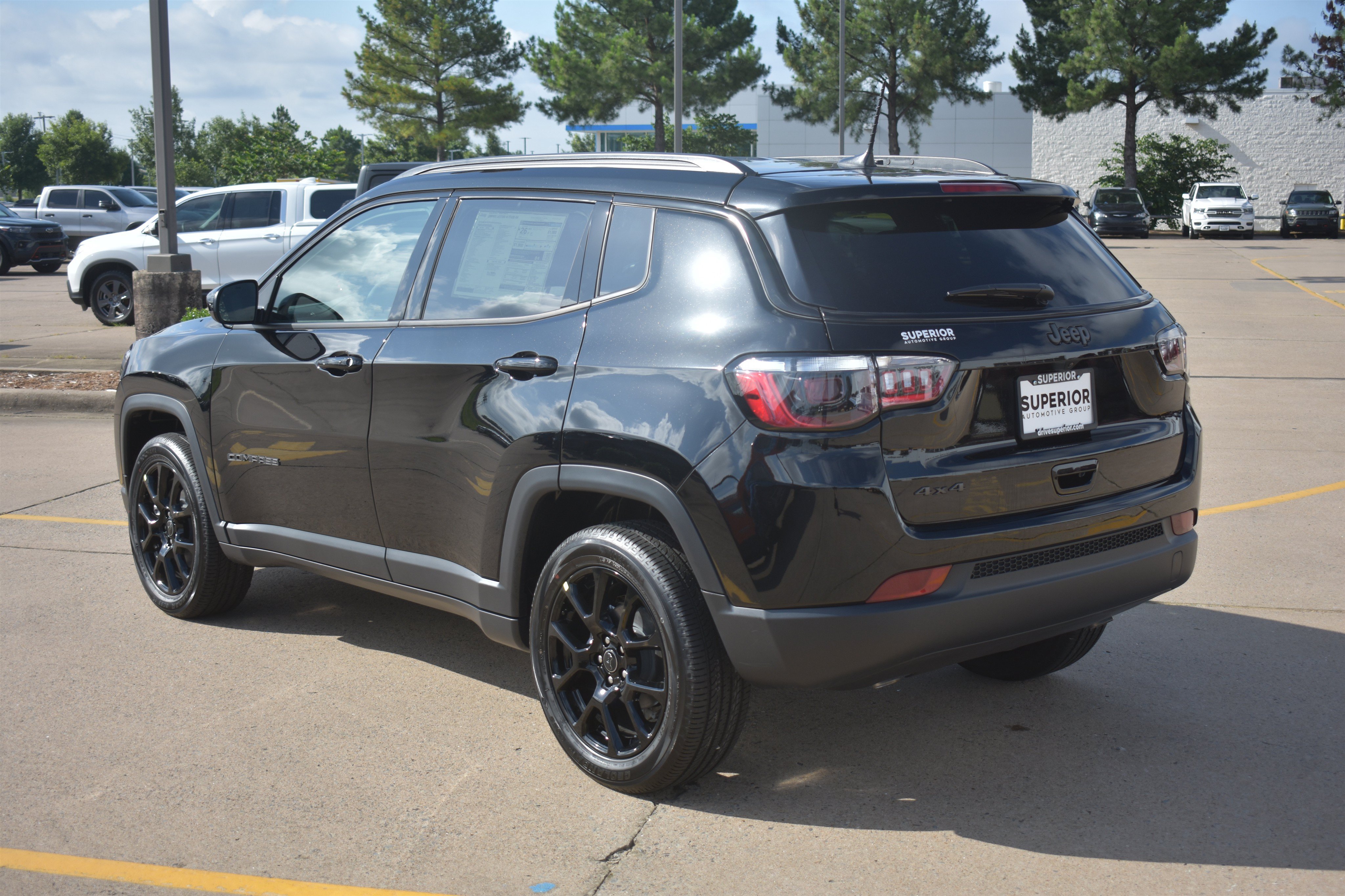 New 2026 Diamond Black Crystal Pearlcoat Jeep Latitude Altitude image 8