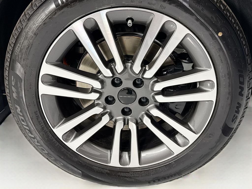 New 2026 Obsidian Black Satin Land Rover SE image 31