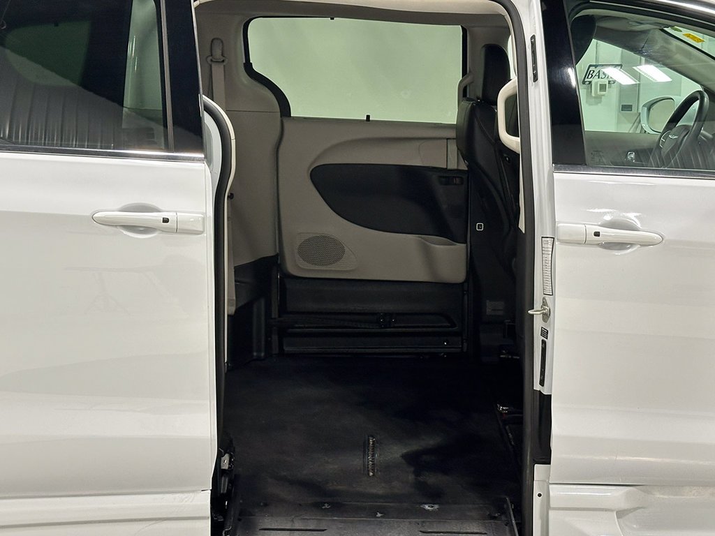 Used 2022 White Chrysler Wheelchair Accessible-Touring L image 30