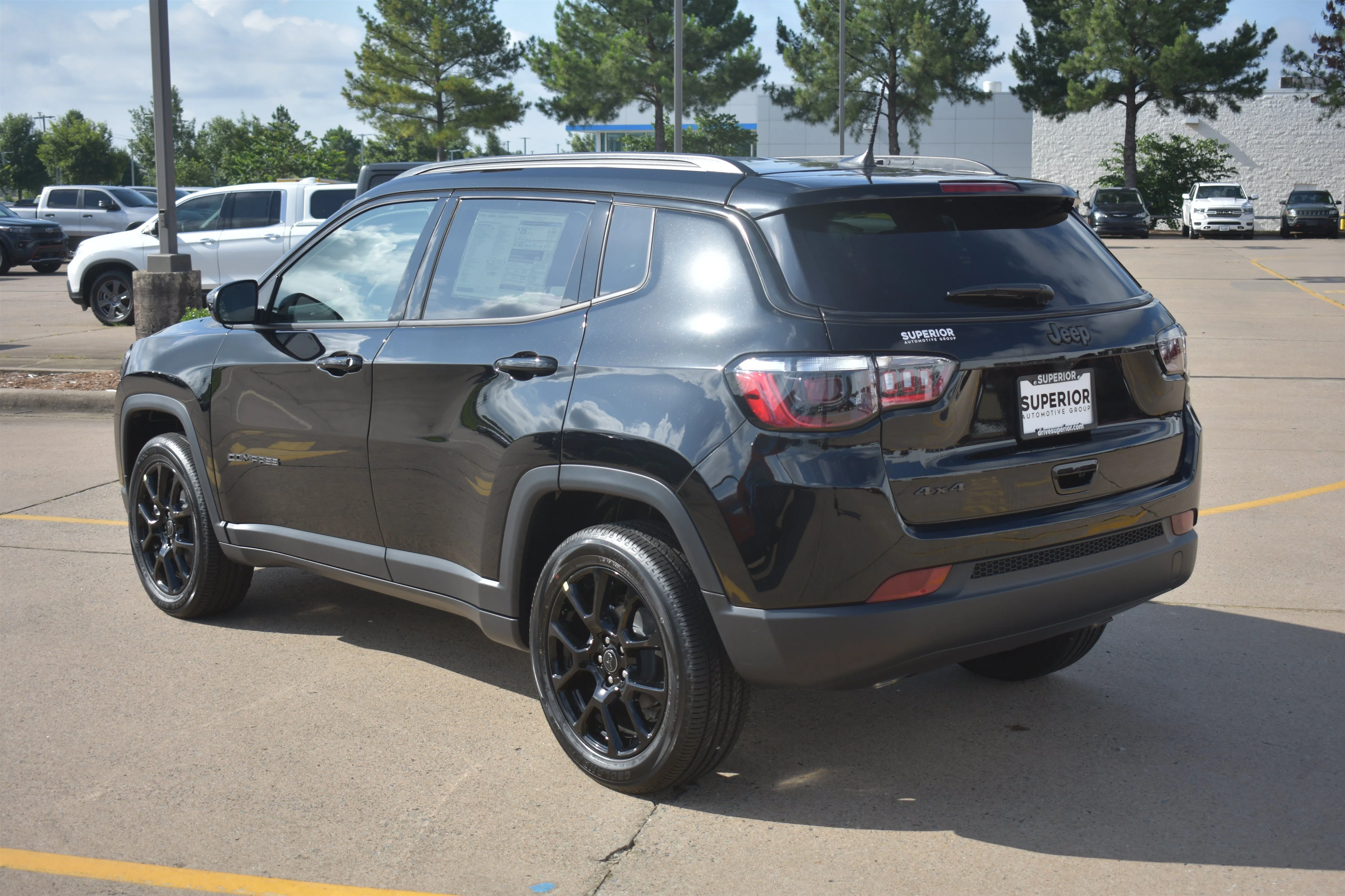 New 2026 Diamond Black Crystal Pearlcoat Jeep Latitude Altitude image 8