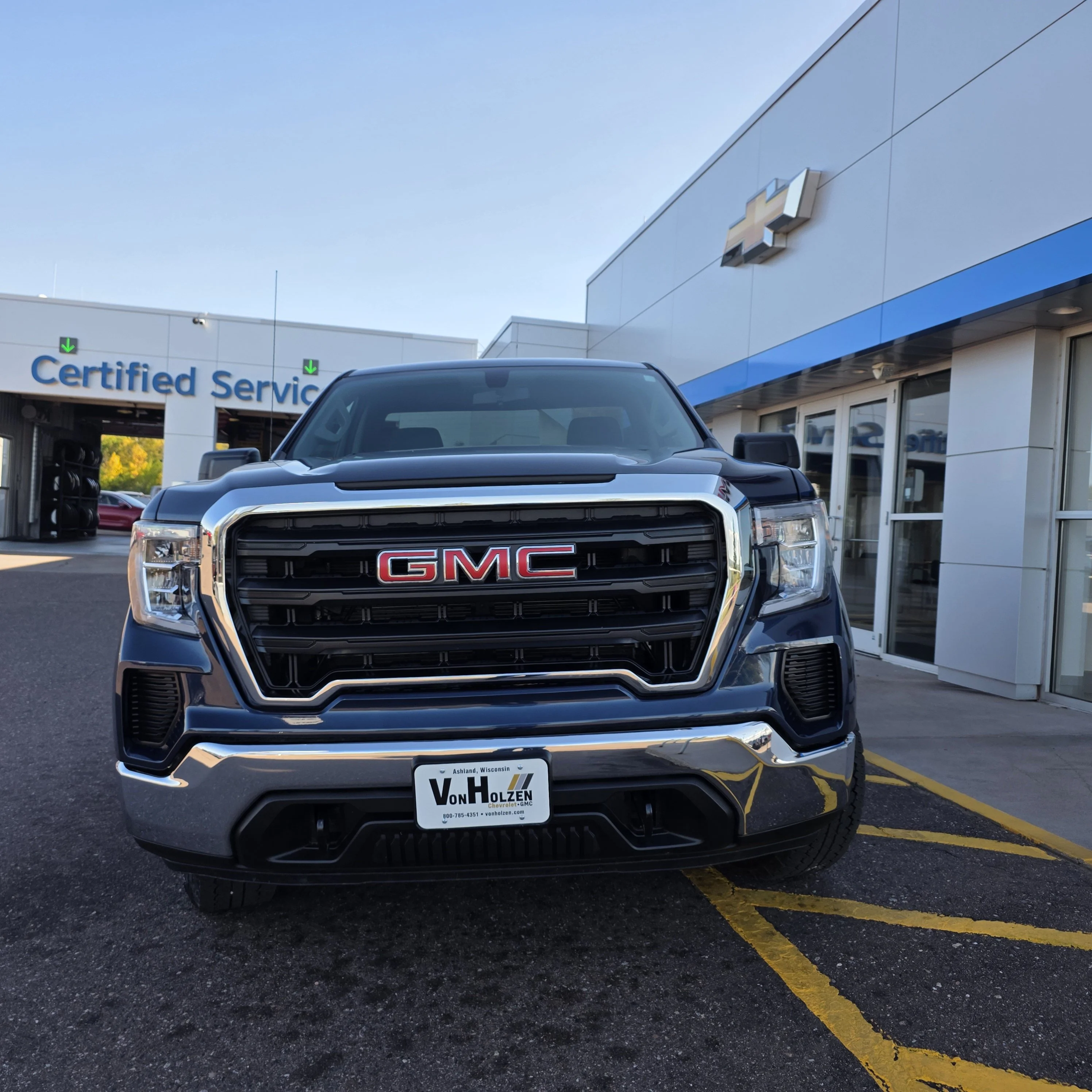 Used 2020 PACIFIC BLUE METALLIC GMC 4WD Regular Cab Long Box image 5