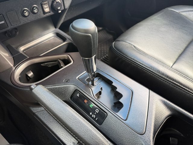 Used 2018 Silver Toyota LE image 22