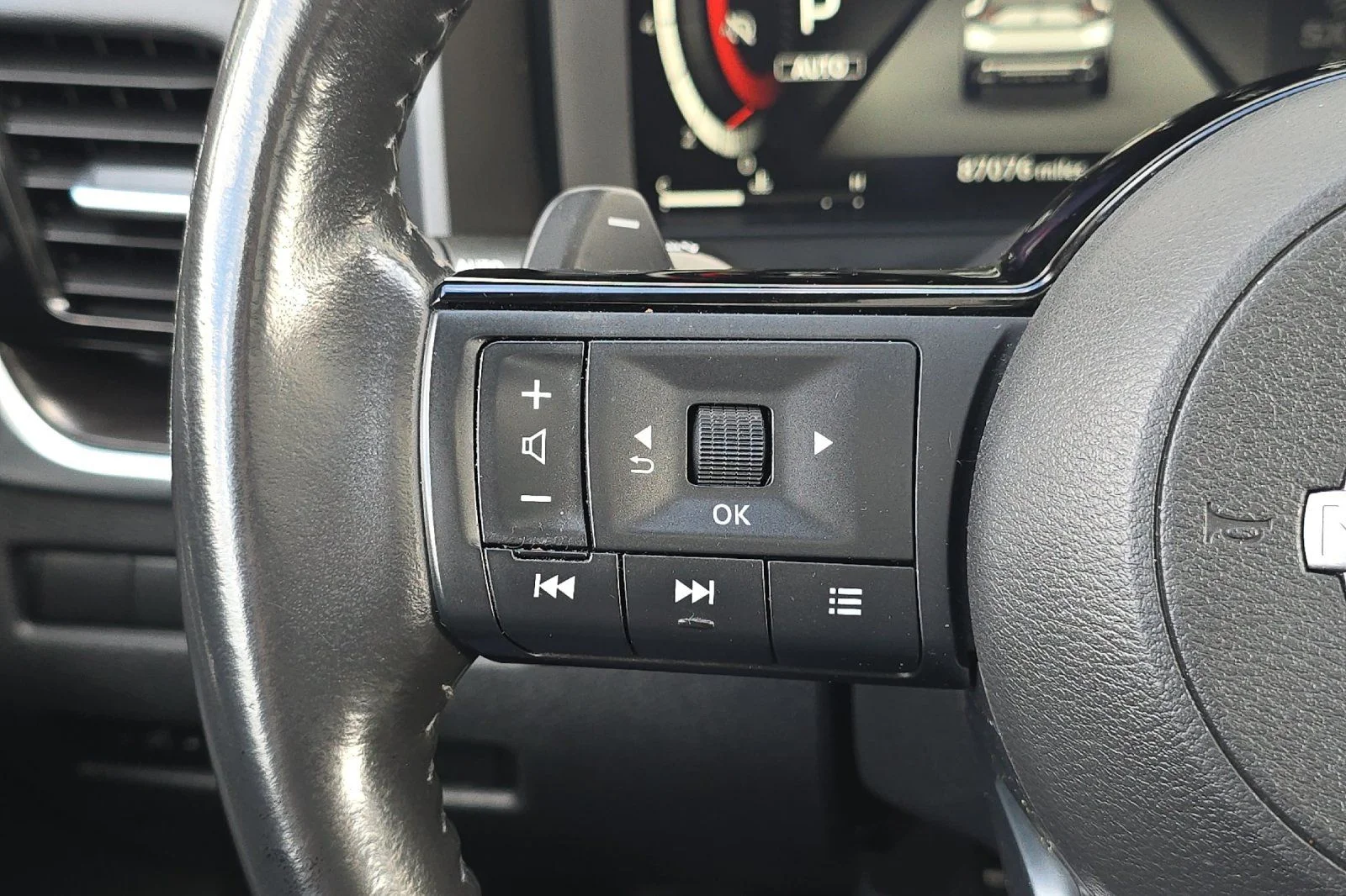Used 2023 White Nissan Platinum image 27