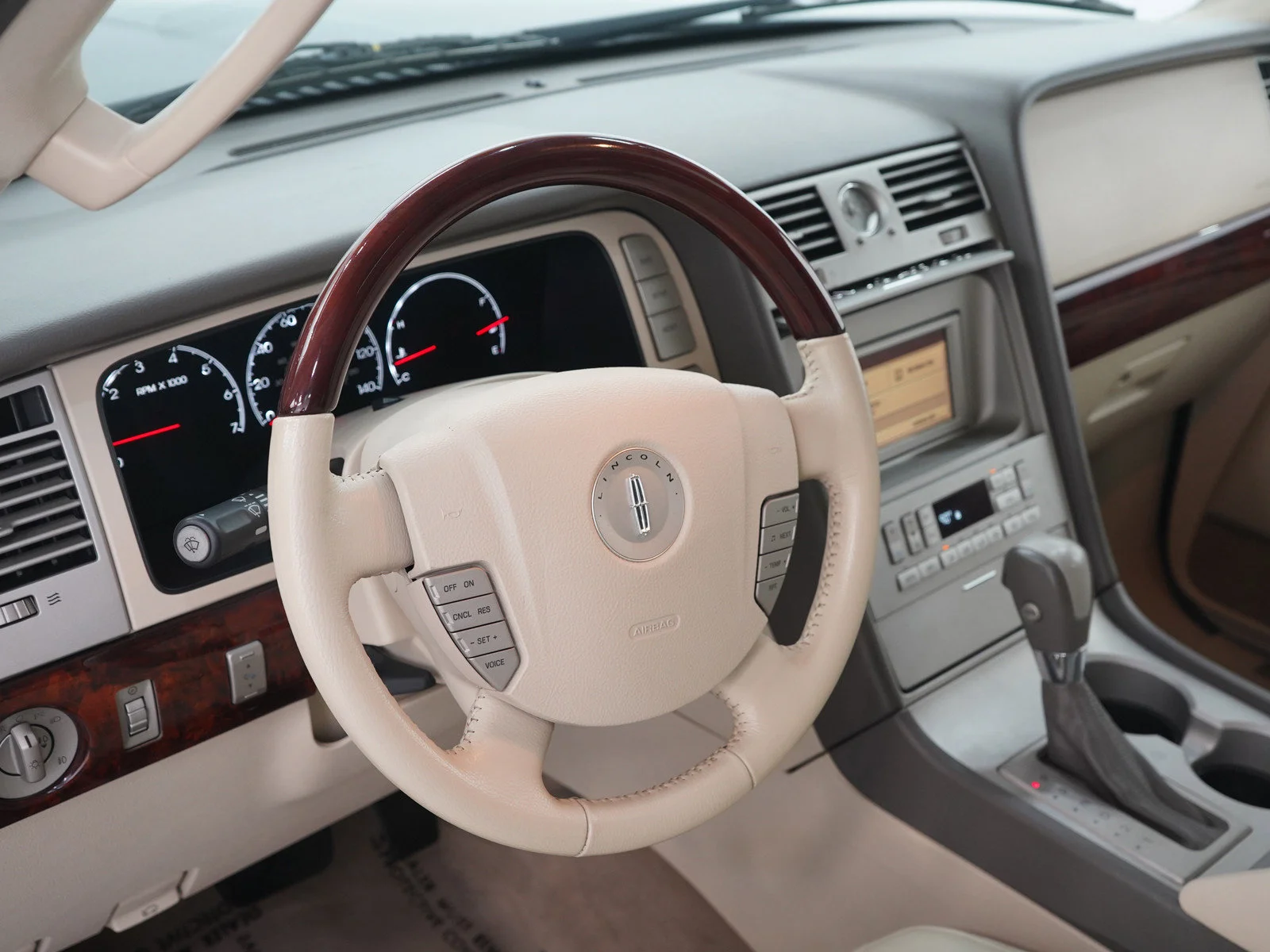 Used 2004 Black Clearcoat Lincoln Ultimate image 24