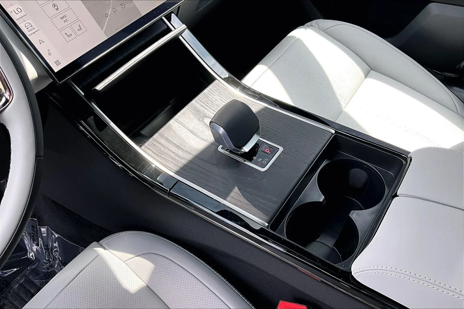 New 2026 Santorini Black Land Rover Dynamic SE image 8