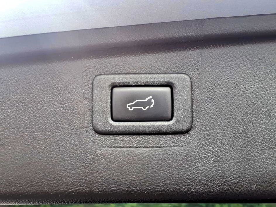 Used 2019 Ice Silver Metallic Subaru Limited image 6