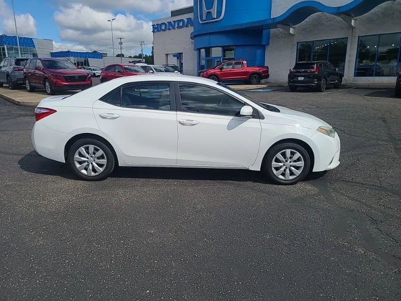 Used 2016 White Toyota LE image 6