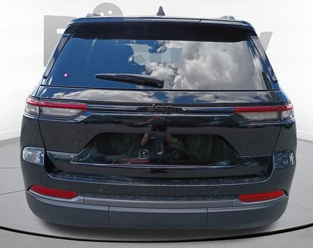 New 2026 Diamond Black Crystal Pearl-Coat Exterior Paint Jeep Laredo Altitude image 6
