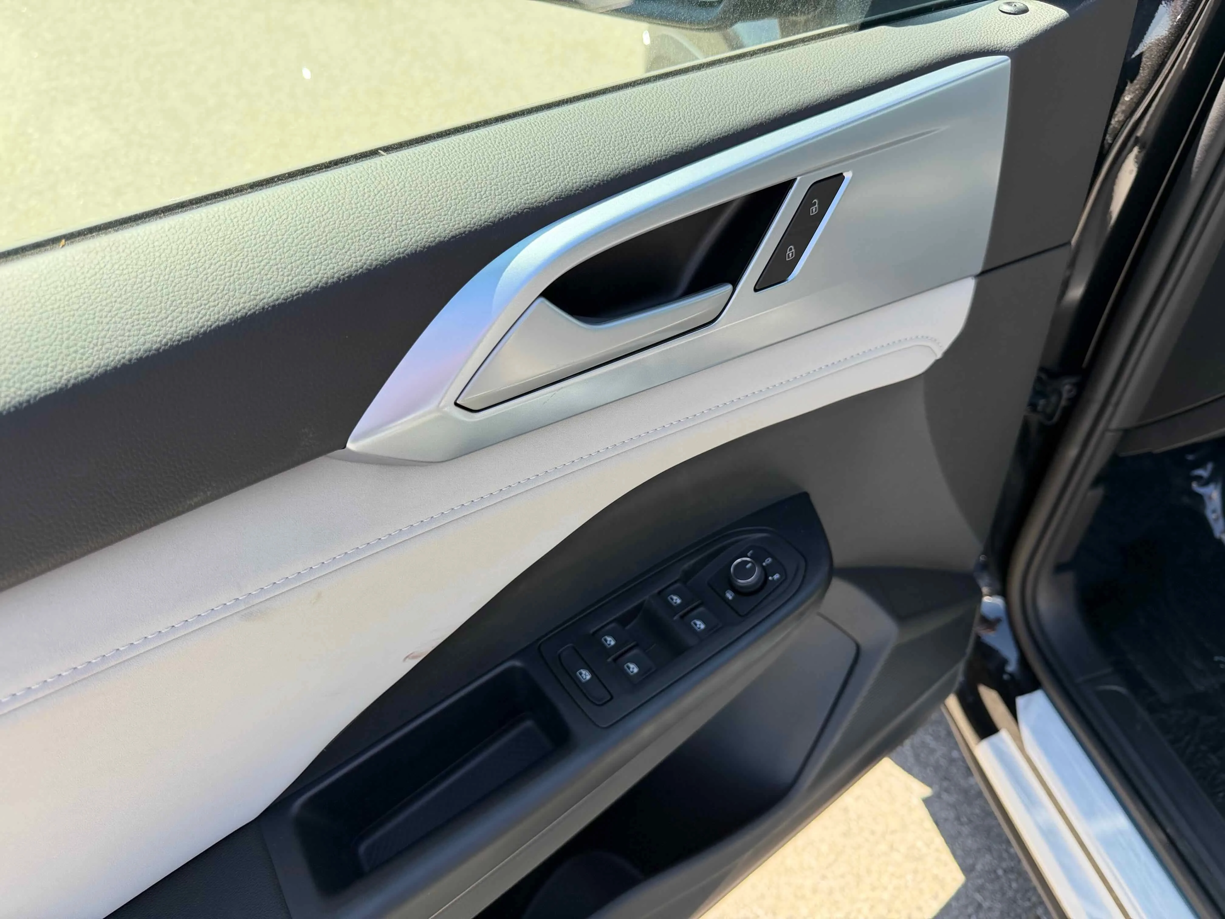 New 2026 Deep Black Volkswagen SE image 15