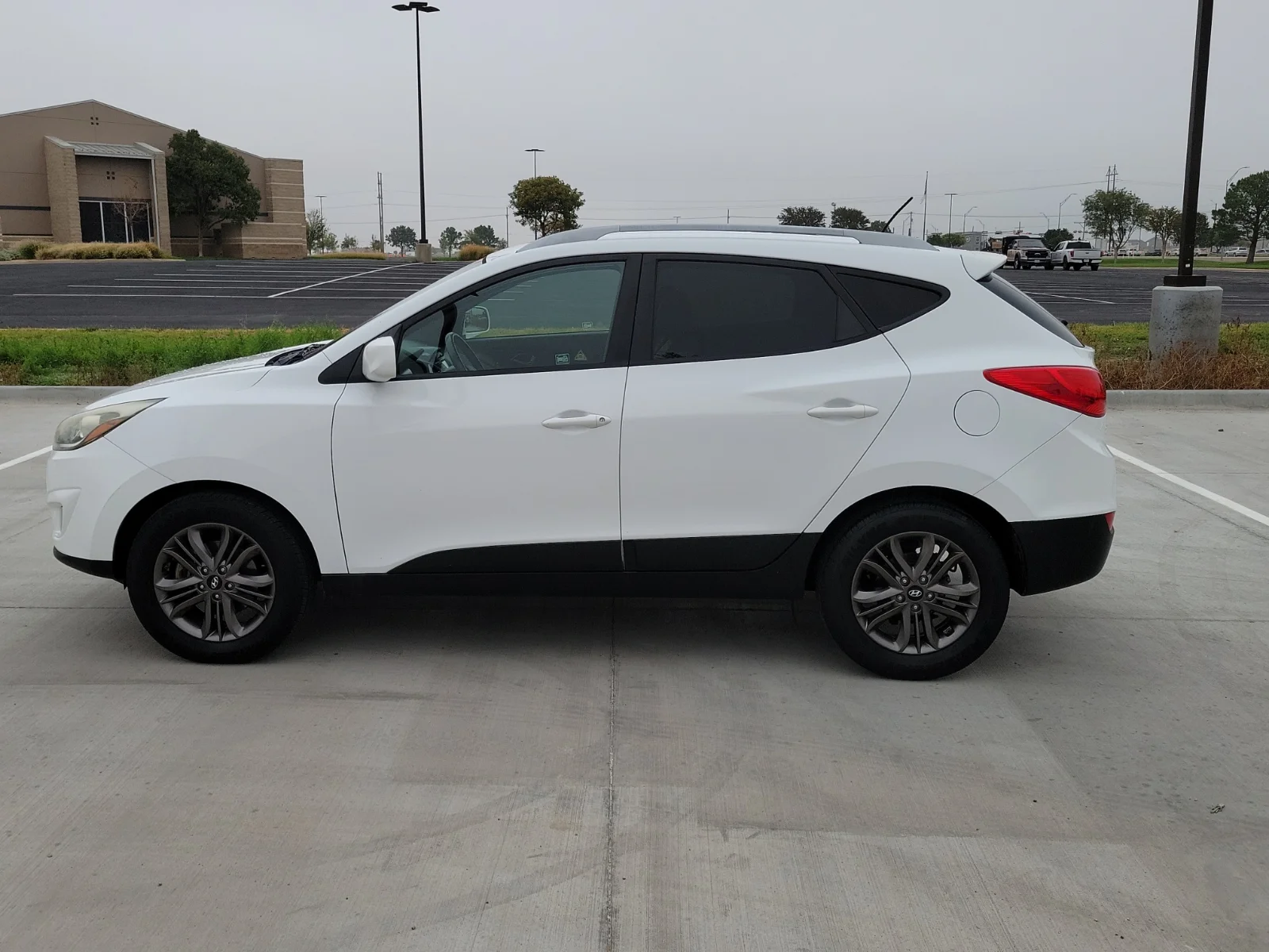 Used 2014 White Hyundai SE image 2