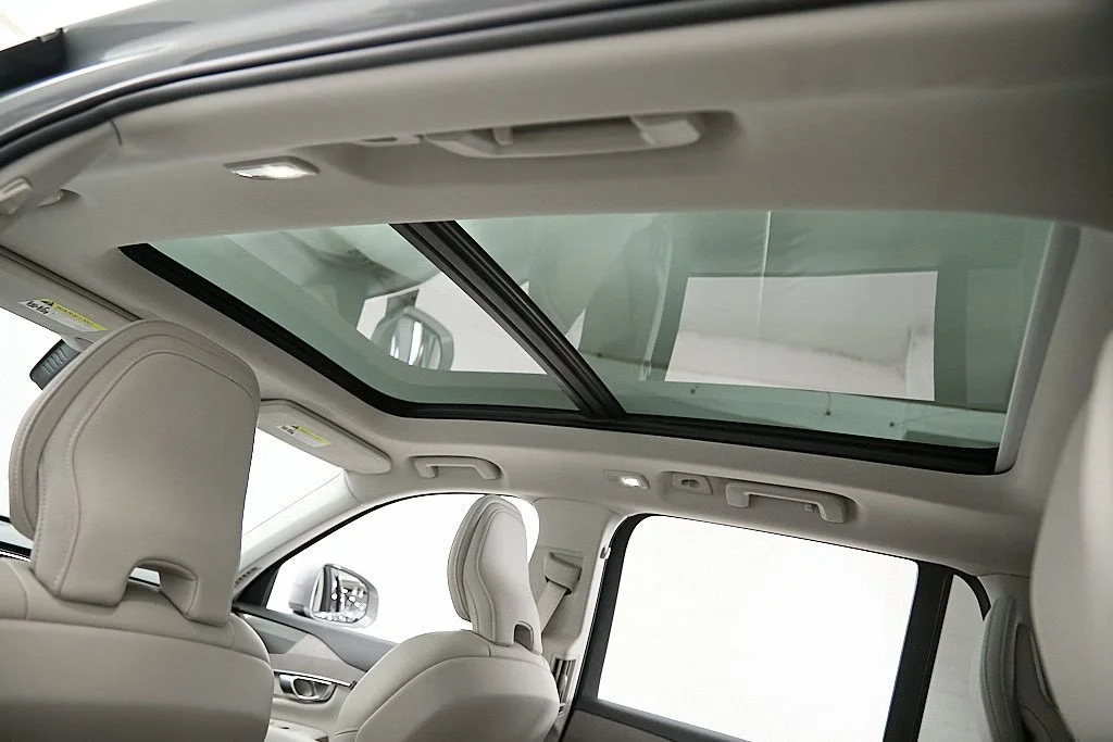 Used 2024 Vapour Grey Volvo Plus image 23