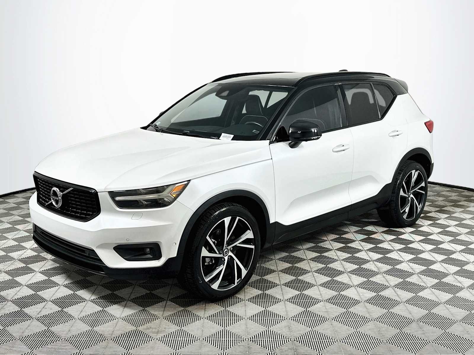 Used 2020 CRYSTAL WHITE MET Volvo R-Design image 3