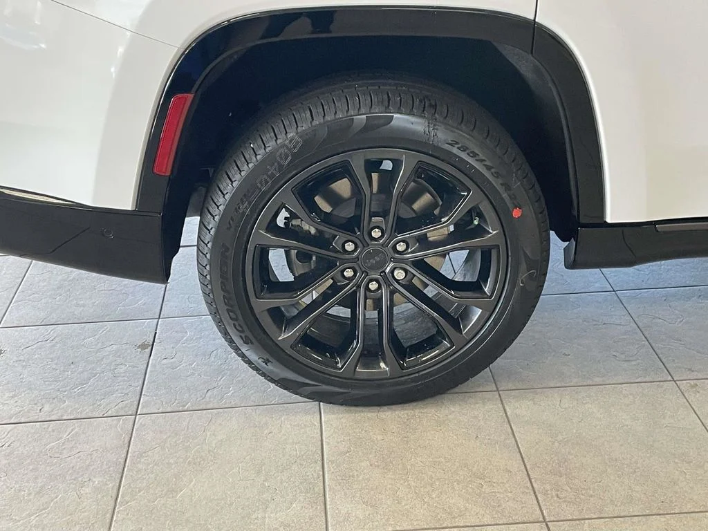 New 2026 Bright White Clear-Coat Exterior Paint Jeep Summit Obsidian image 11