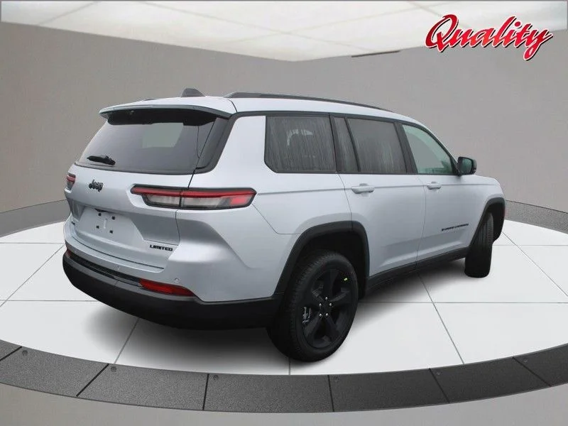 New 2025 Silver Zynith Exterior Paint Jeep Limited image 3