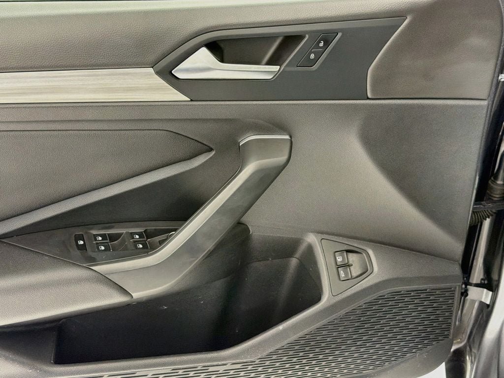 Used 2021 Platinum Gray Metallic Volkswagen SEL Automatic image 17