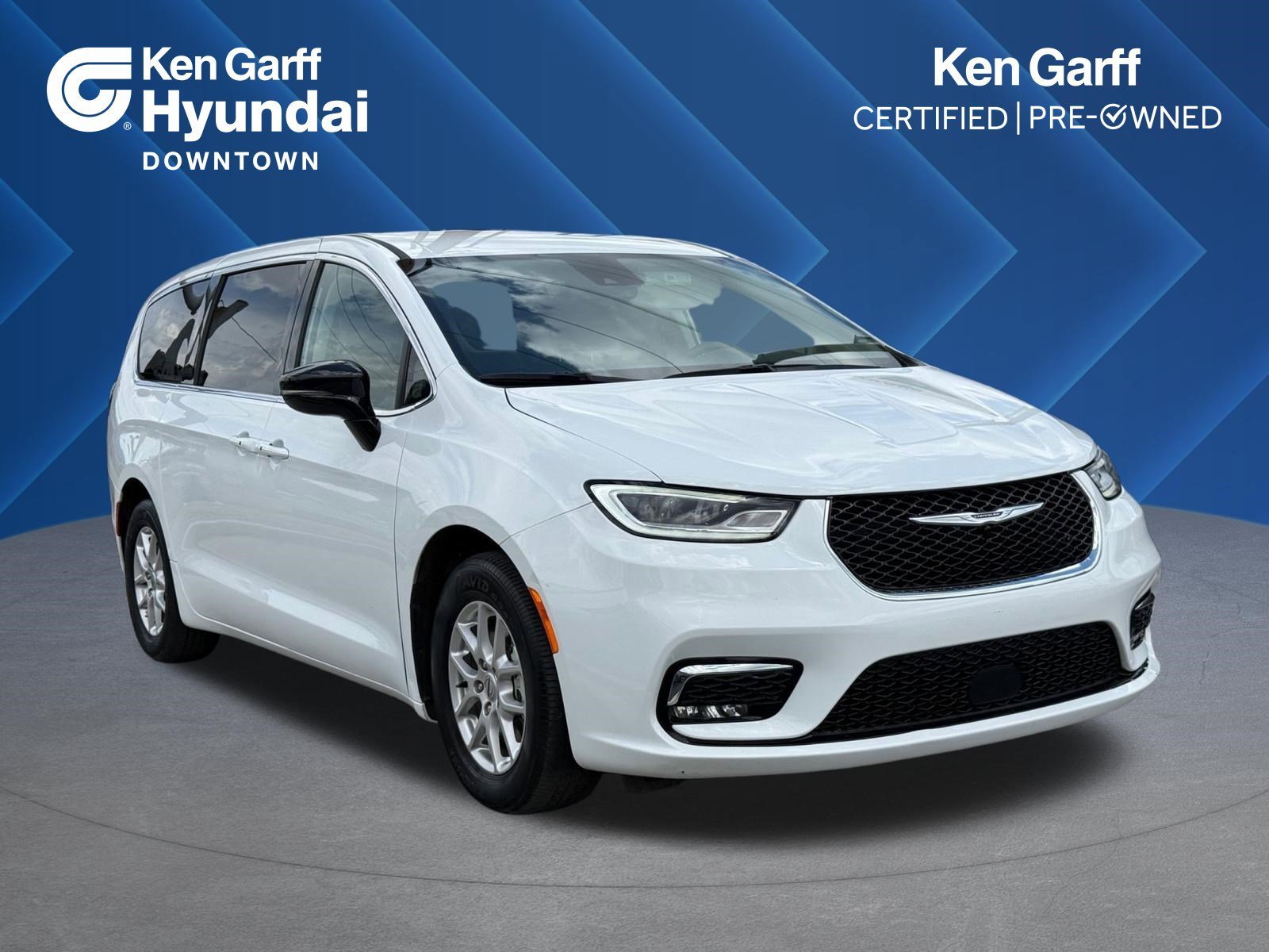 2024 Chrysler Pacifica Touring L's photo